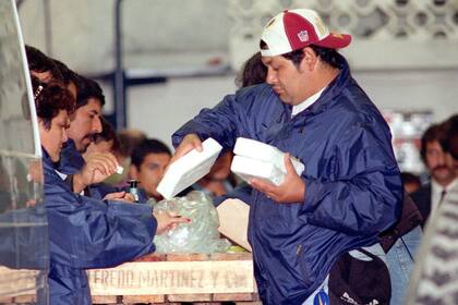 Efectivos de la policía bonaerense, entre droga y cajones de frutas