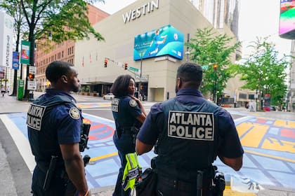 Efectivos de la Policía de Atlanta en las inmediaciones del hotel donde se hospedará Argentina