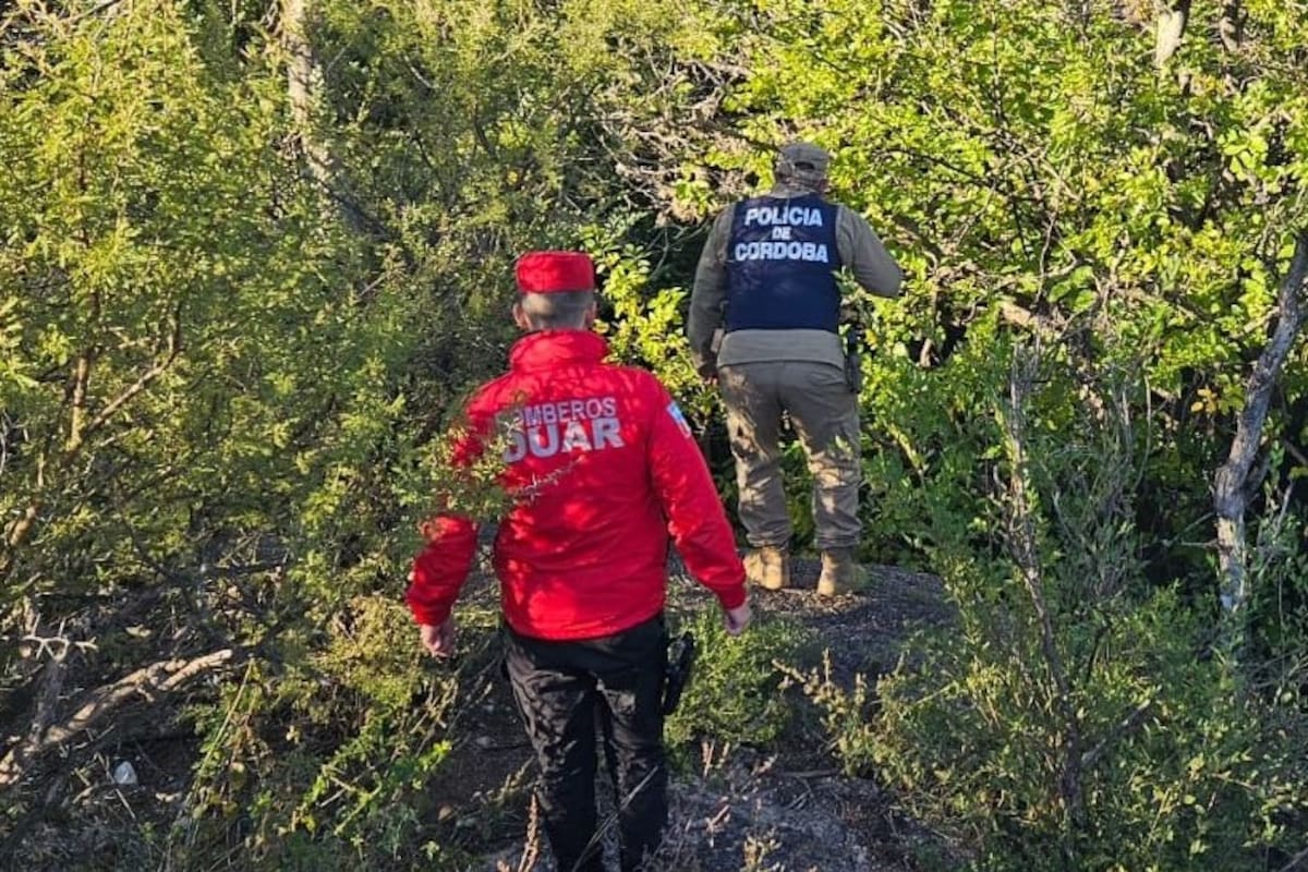 Efectivos de la Policía de Córdoba, esta mañana, durante la búsqueda de los restos de Omar Cabrera en la zona de Traslasierra