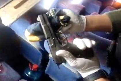 Efectivos de la Policía de Córdoba y Gendarmería encontraron al menos cuatro armas de fuego dentro de un micro que trasladaba a barrabravas de Boca Juniors