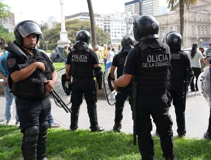 Efectivos de la Policía de la Ciudad custodian el operativo