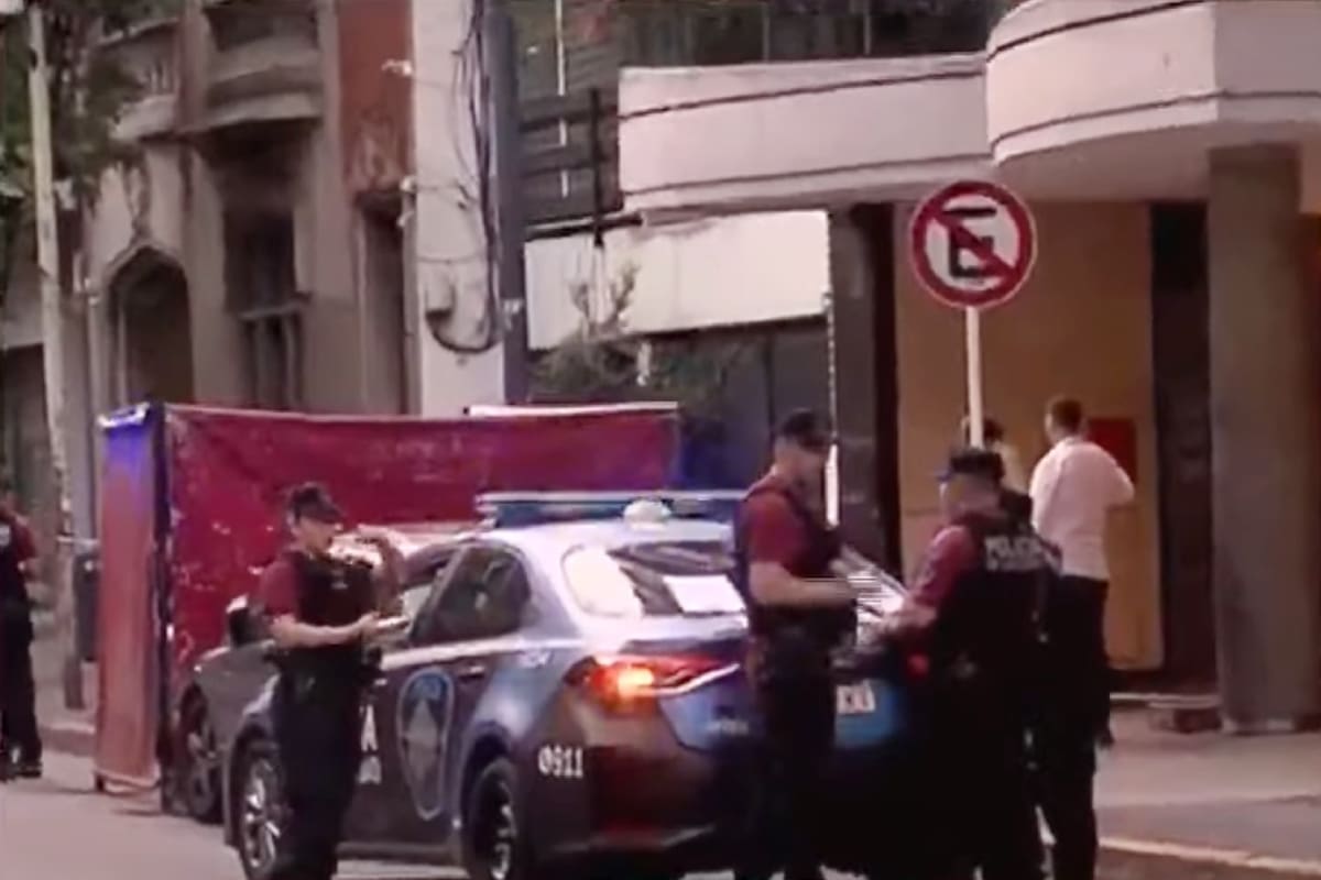 Efectivos de la Policía de la Ciudad de Buenos Aires desplegaron una carpa para ocultar el cuerpo del fallecido