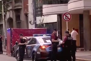 Efectivos de la Policía de la Ciudad de Buenos Aires desplegaron una carpa para ocultar el cuerpo del fallecido