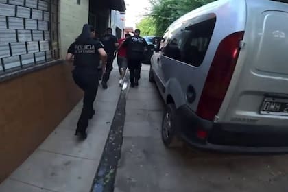 Efectivos de la Policía de la Ciudad durante la corrida a pie que culminó con la detención de los dos ocupantes del vehículo robado