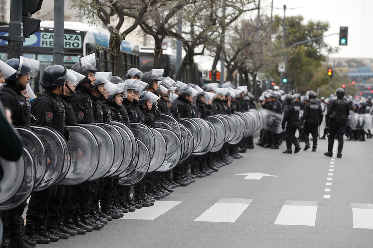 Efectivos de la Policia de la Ciudad e integrantes de movimientos sociales que iban a realizar un acampe frente al Ministerio de Desarrollo, se enfrentaron en la avenida 9 de Julio, dejando un saldo de varios heridos y dos detenidos.
Distintas agrupaciones sociales iniciaron este miercoles un acampe de 48 horas en reclamo de un refuerzo en las partidas de alimentos para comedores comunitario