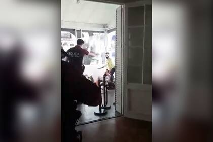 Efectivos de la Policía de la Ciudad intentaron disuadir al hombre que empuñaba un cuchillo, que recibió un disparo en el glúteo.