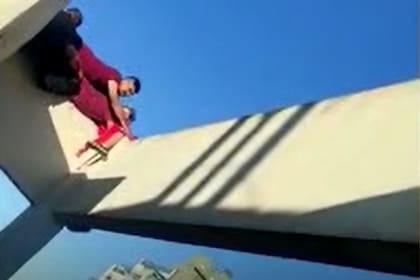 Efectivos de la Policía de la Ciudad le salvaron la vida a una mujer que se iba a arrojar desde un séptimo piso