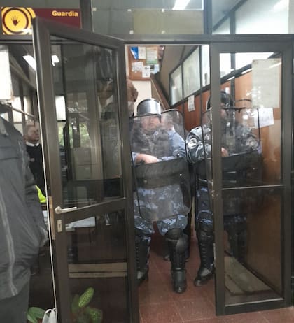 Efectivos de la Policía de Misiones ingresaran a la sede de Educación para desalojar a los autoconvocados que tomaron el edificio del Centro Cívico, a metros de la Costanera de Posadas.