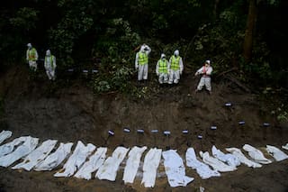 Algunos turistas desaparecidos contactan mientras las muertes por inundaciones en Nepal superan 1.100