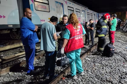 Efectivos de la policía, el SAME y de bomberos se hicieron presentes en el lugar en el que murió un hombre tras ser atropellado por una formación del Tren Sarmiento