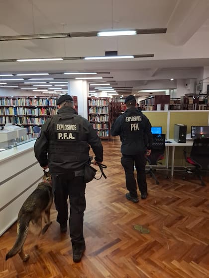 Efectivos de la Policía Federal Argentina (PFA) realizaron una inspección en el Ministerio de Economía tras una amenaza de bomba