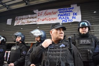 La Policía Federal desplegó un operativo en la Universidad de las Madres y hubo acusaciones cruzadas