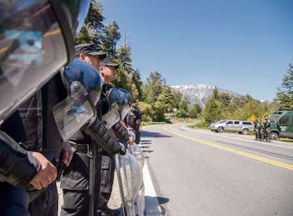 Efectivos de la Policía Federal en la ruta 40
