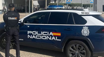 Efectivos de la policía nacional española desalojaron a Maricarmen