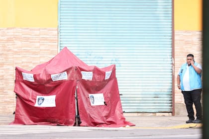 Efectivos de la policía realizan peritajes en la zona donde ocurrió la tragedia