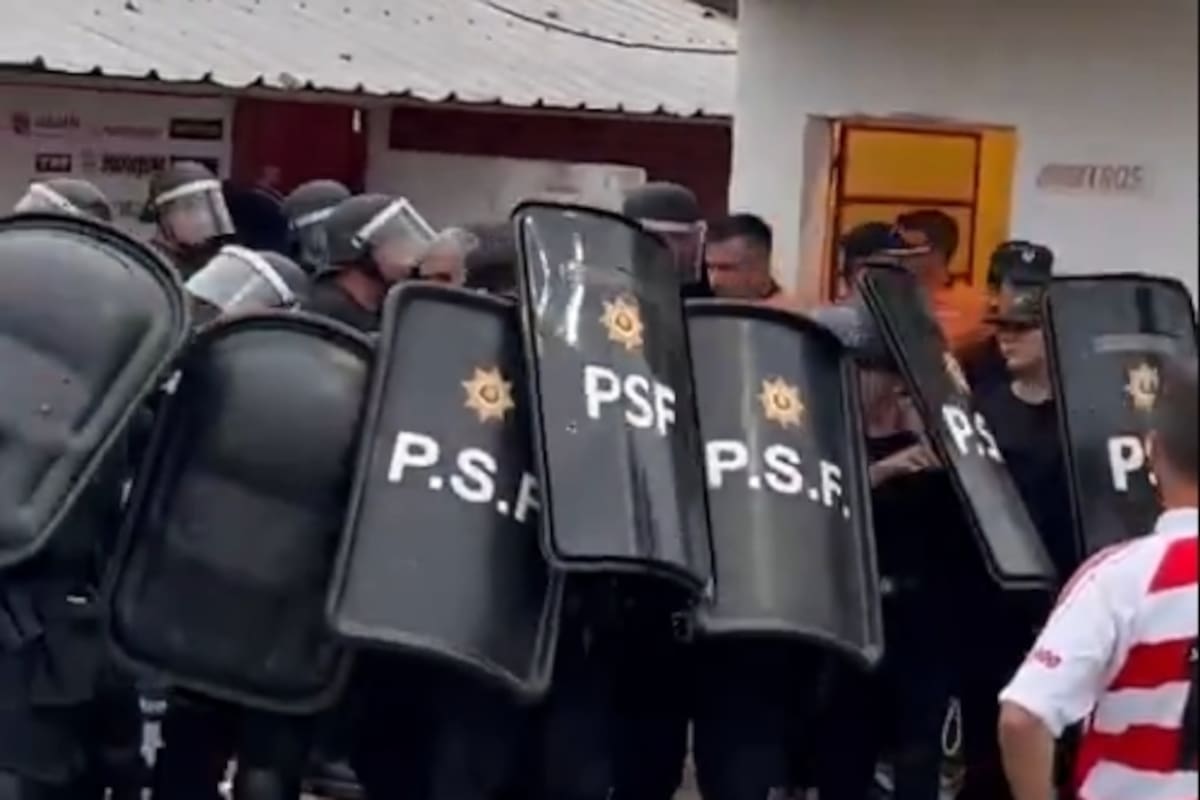 Efectivos de la policía santafesina, con escudos, resguardan la salida del árbitr Andrés Merlos y sus colaboradores, tras la final de la Liga Casildense de fútbol entre Unión Deportiva Los Molinos y Belgrano de Arequito