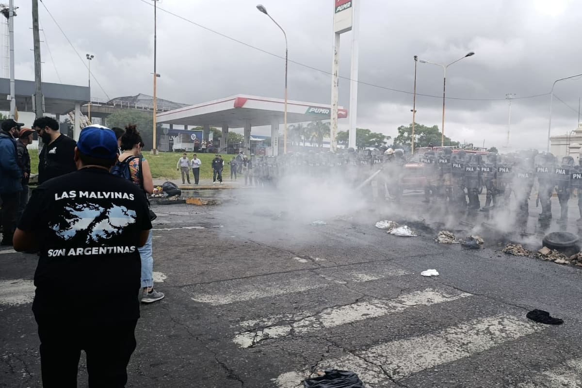 Efectivos de la Prefectura apagan neumáticos que los piqueteros prendieron fuego en el Puente Pueyrredón