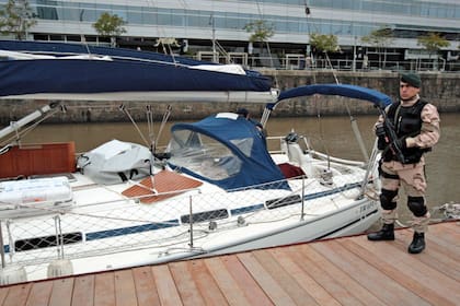 Efectivos de la Prefectura custodian en Puerto Madero el velero que estaba cargado con 444 kilos de cocaína