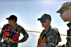 Efectivos de la Prefectura paraguaya, en una incursión en aguas argentinas