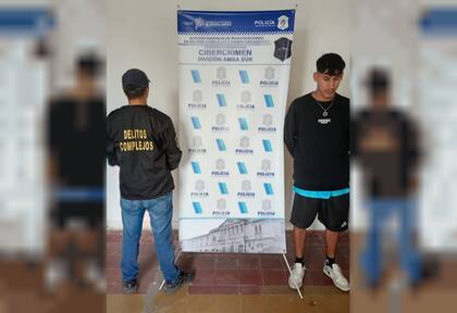 Efectivos de la Superintendencia de Investigaciones de Delitos Complejos y Crimen Organizado, detuvieron a Sebastián Luciano Caballero, , un joven de 26 años que se hacía pasar por trader e influencer financiero para captar víctimas y despojarlas de sus ahorros.