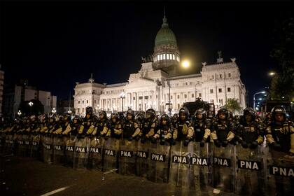 Efectivos de Prefectura frente al Congreso de la Nación