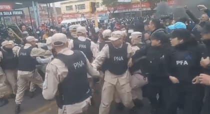 Efectivos de Prefectura y Policía Federal chocan con efectivos de la policía de Misiones, hubo trompadas, forcejeos y de milagro la cosa no pasó a mayores. Ahora bajó la tensión, se reestableció el diálogo.