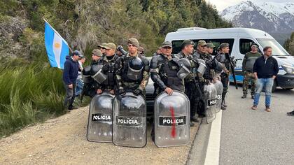Efectivos del COER rodearon el auto que se acercó al banderazo contra las tomas