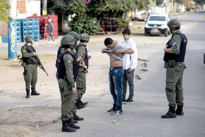 Efectivos del destacamento móvil enviado desde La Pampa recorren los bastiones de las organizaciones narco