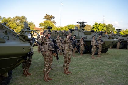 Efectivos del Ejército en la presentación de los vehículos blindados a rueda Stryker 8x8