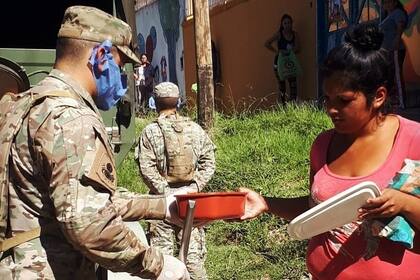 Efectivos del Ejército reparten alimentos en el municipio de Quilmes