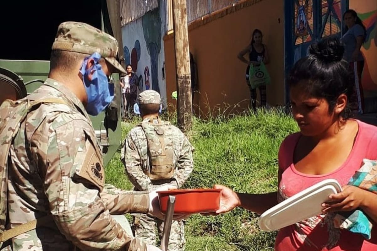Efectivos del Ejército reparten alimentos en el municipio de Quilmes