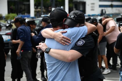 Efectivos festejan el anuncio del aumento salarial hecho por el gobernador Maximiliano Pullaro y dan por finalizada la protesta