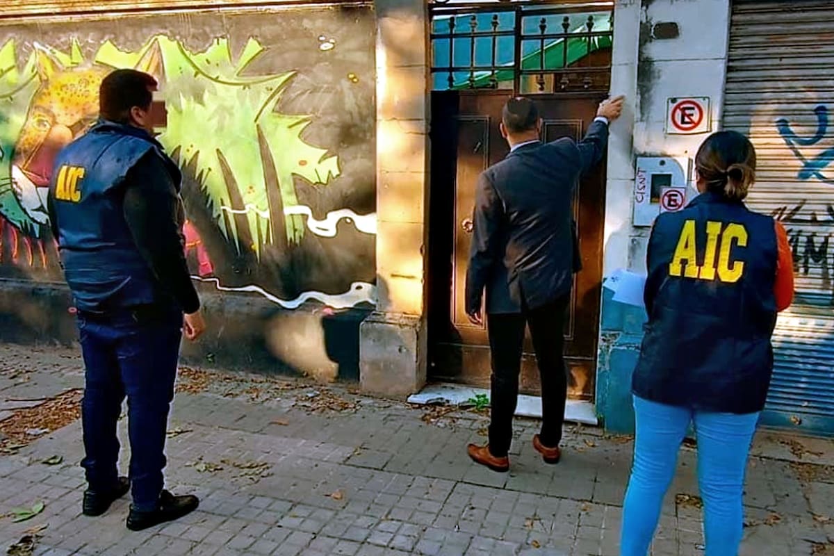 Efectivos frente a la vivienda de calle Balcarce al 2000, donde vive el implicado.