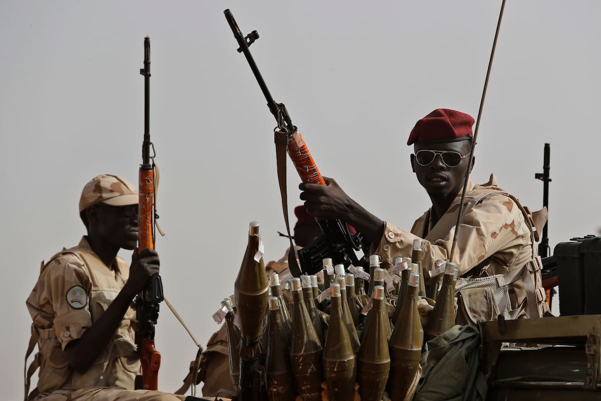 Efectivos sudaneses de las Fuerzas de Apoyo Rápido lideradas por el general Mohammed Hamdan Dagalo, protegen la zona donde éste asiste a una concentración de una tribu aliada en la provincia de Nilo Oriental, Sudán, el 22 de junio del 2019. (AP foto/Hussein Malla)