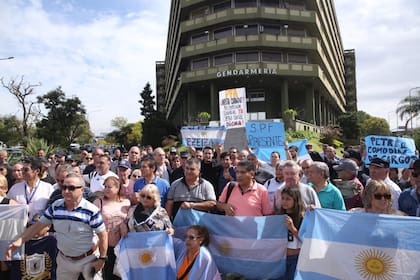 Efectivos y allegados de uniformados protestaron frente al Edificio Centinela