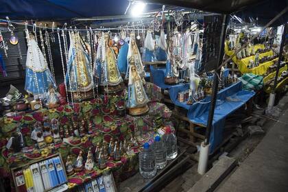 Efigies de la Virgen, de todo tamaño, se venden como souvenires en santerías y en la calle