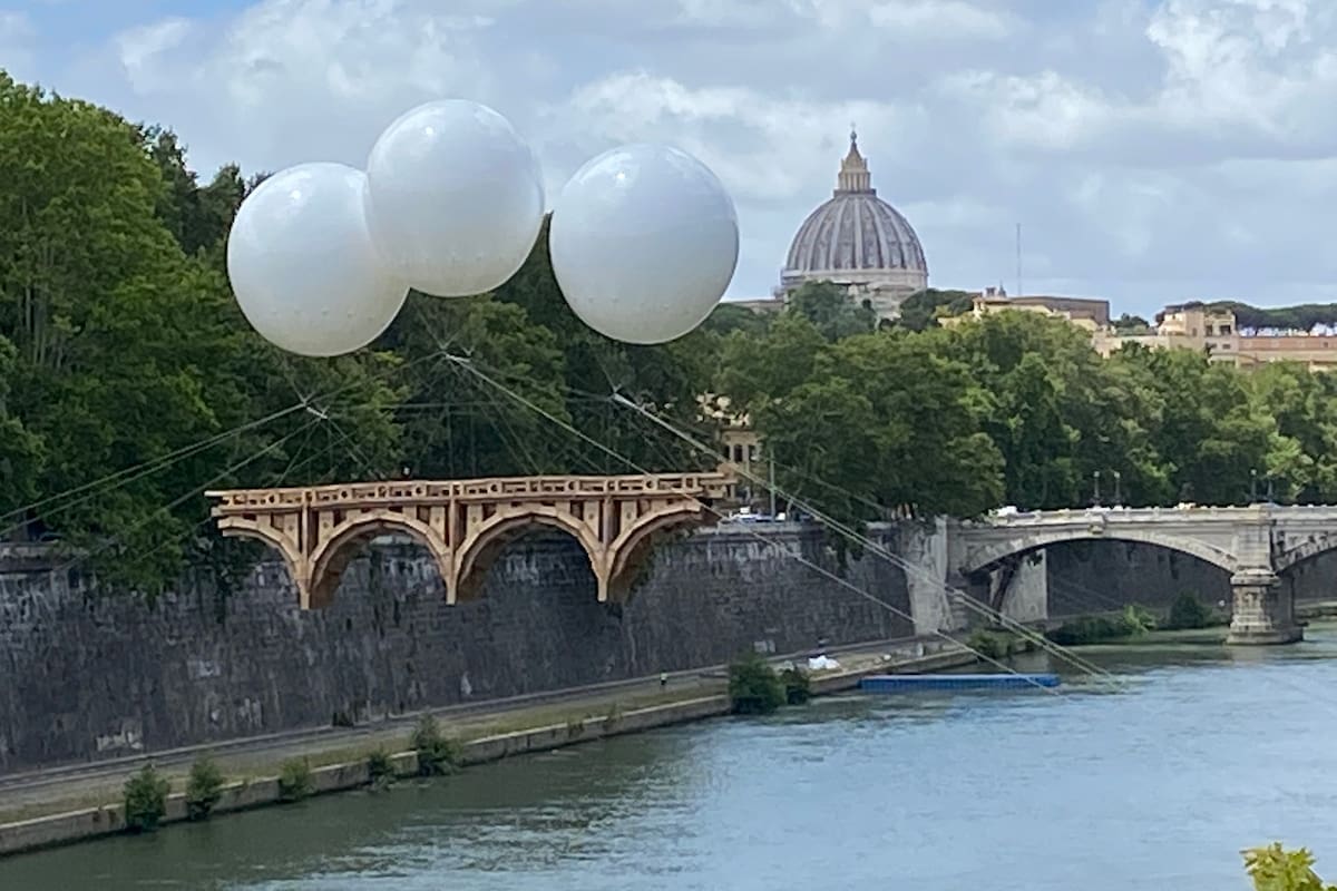 Efímero y sostenido por globos, un puente rinde tributo a Miguel Ángel en Roma