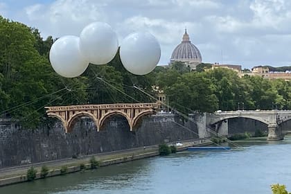 Efímero y sostenido por globos, un puente rinde tributo a Miguel Ángel en Roma