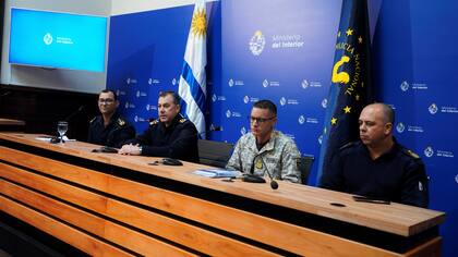 Efraín Abreu, subdirector ejecutivo de la Policía Nacional, y Assael Arcos, jefe del operativo de seguridad del partido (segundo y tercero desde la izquierda), dieron una conferencia de prensa en la que justificaron el uso de sables en la represión a los hinchas de Boca