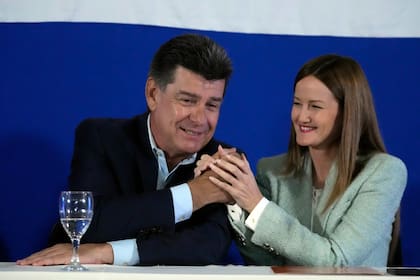 Efraín Alegre, candidato presidencial de la coalición Concertación Nacional para un Nuevo Paraguay, y su compañera de fórmula Soledad Núñez asisten a una conferencia de prensa en Asunción, Paraguay, el martes 25 de abril de 2023. (AP Foto/Jorge Saenz)