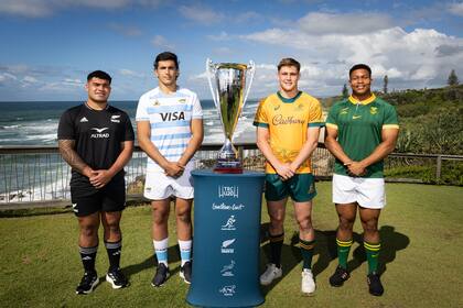 Efraín Elías, el capitán de los Pumitas, y sus pares de Nueva Zelanda, Australia y Sudáfrica, a poco del nacimiento del Rugby Championship M20 en la gran isla de Oceanía.