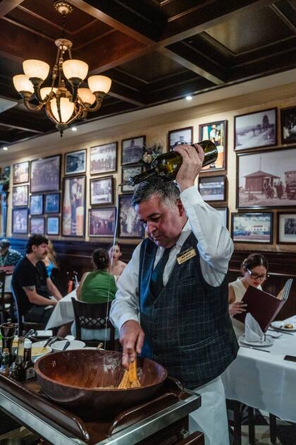 Efrain Montoya,uno de los mozos más antiguos del restaurante, preparando la ensalada César