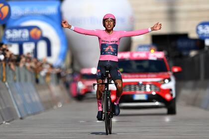 Egan Arley Bernal Gómez de Colombia celebra su llegada durante el 104 ° Giro de Italia 2021