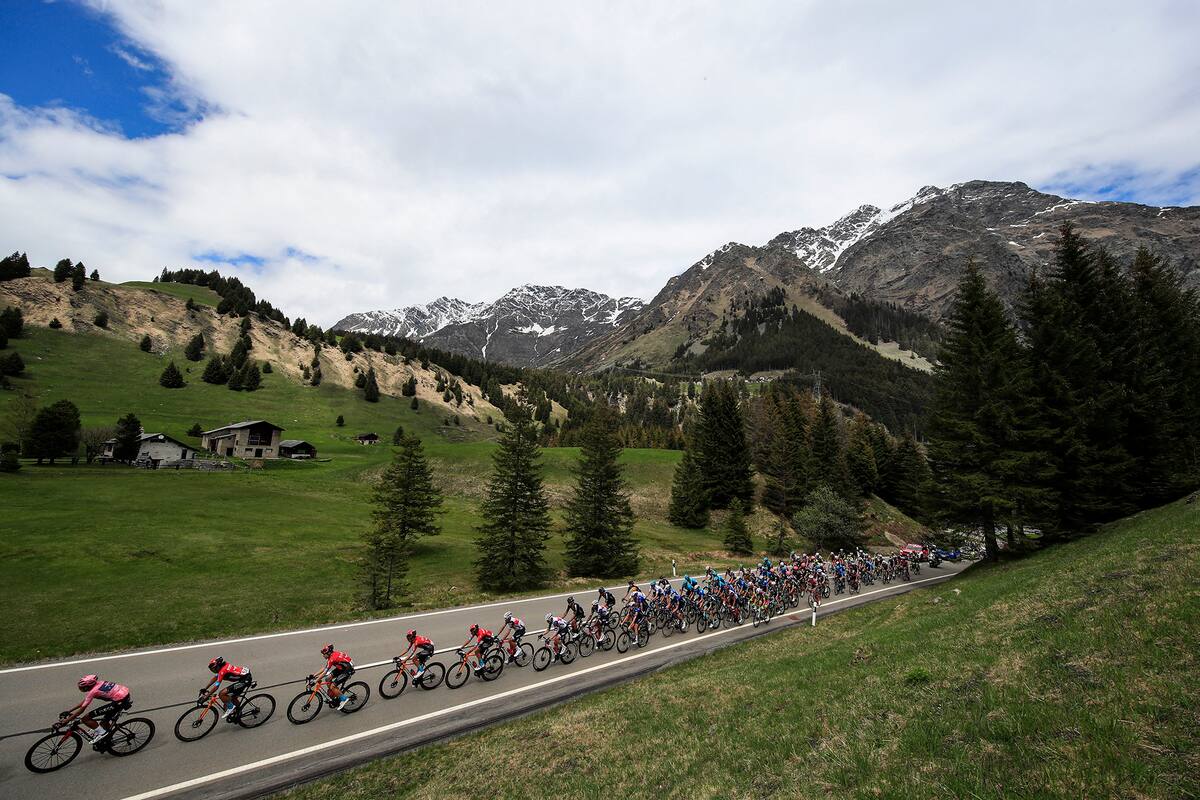 Egan Bernal (el primero desde la izquierda) avanza delante de un pelotón en la etapa 20 del Giro de Italia; el colombiano llegó segundo de quien lo escolta en la clasificación general, el local Damiano Caruso, y tiene casi asegurada la victoria final.
