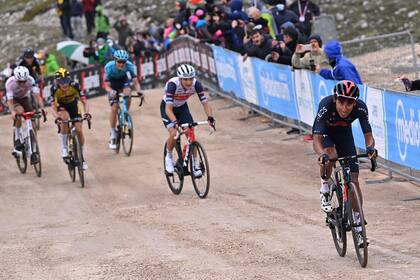 Egan Bernal gana la novena etapa del Giro de Italia, el domingo 16 de mayo de 2021, en Campo Felice. (Gian Mattia D'Alberto/LaPresse vía AP)