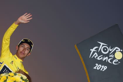 Egan Bernal vestido de amarillo en el final del Tour de France; una imagen histórica para el ciclismo colombiano
