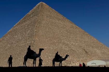 Egipto anunció el descubrimiento de una cámara de nueve metros de longitud dentro de la Gran Pirámide de Gizeh, la primera que se descubre en la cara norte de la estructura. (AP Foto/Hassan Ammar, File)