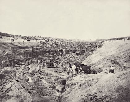 Egipto cerró el canal durante casi una década después de la guerra árabe-israelí de 1967. No fue sino hasta 1975 que fue abierto nuevamente por Anwar el Sadat