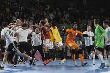 Egipto gana el bronce de Futsal y lo festeja, menos su arquero, que contiene a los jugadores argentinos