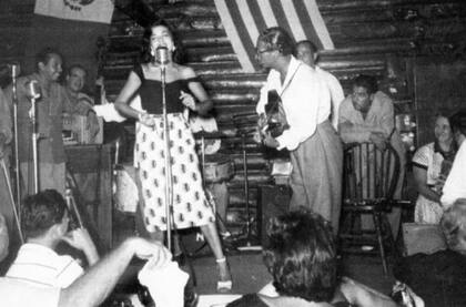 Egle Martin junto el compositor y cantante Oscar Alemán.
